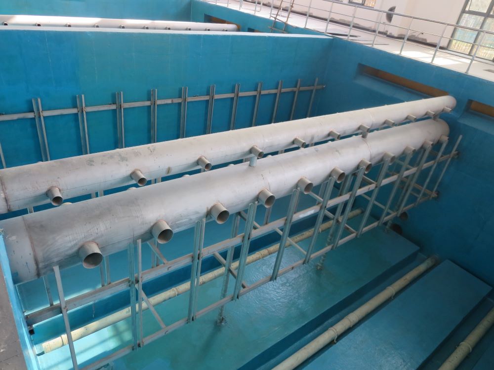 1571712714633055.jpg 東面膜池出水母管安裝2.JPG