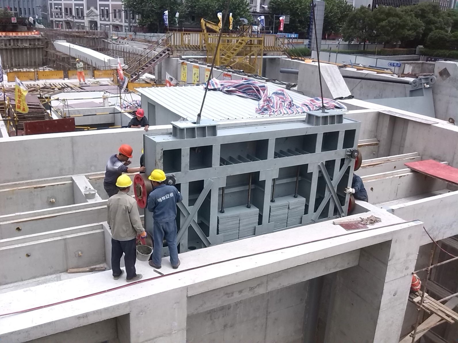 1572575695735688.jpg 虹口泵站流道閘門吊裝.jpg