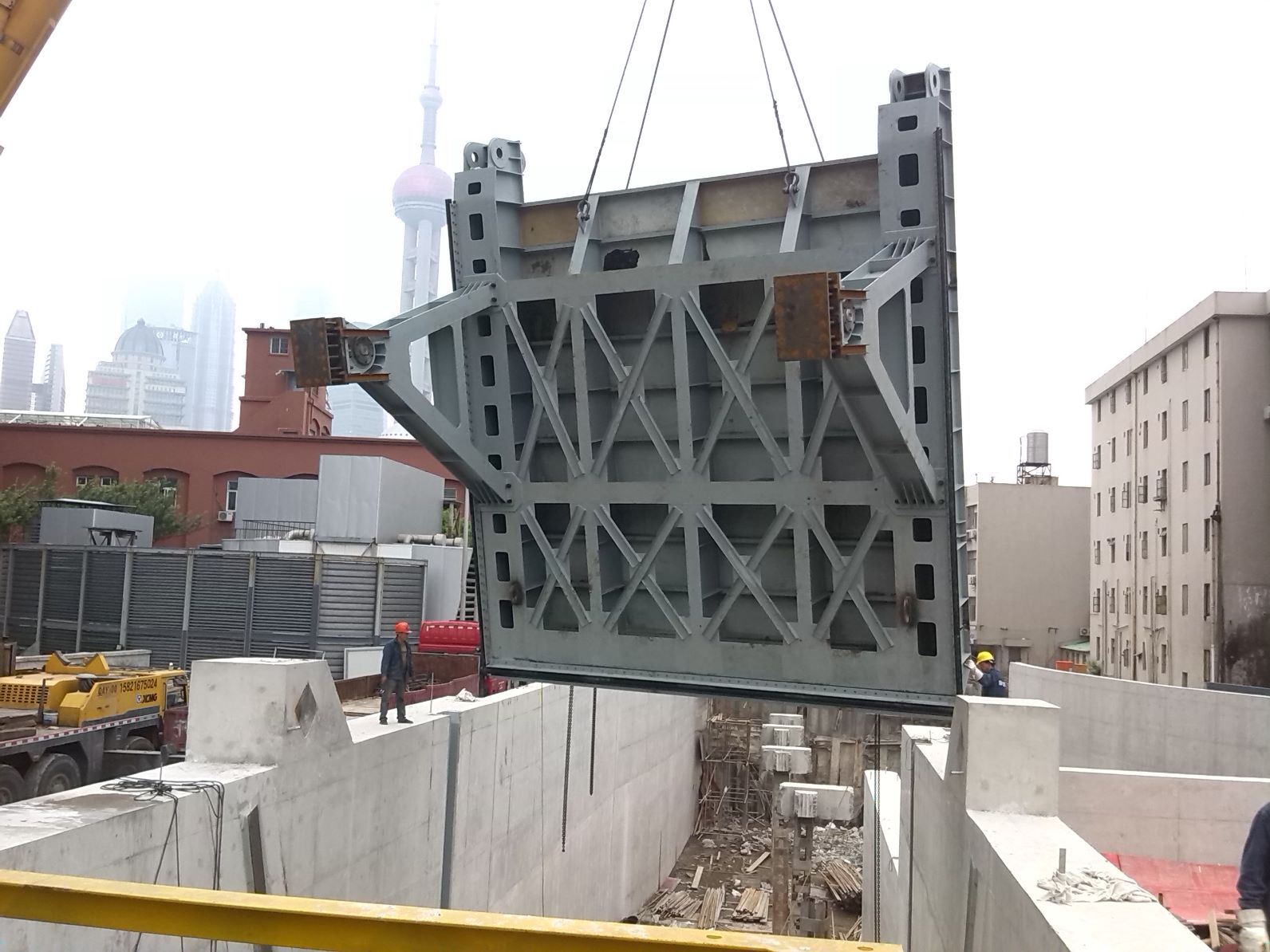 1572575759856264.jpg 虹口節(jié)制閘上臥門吊裝.jpg