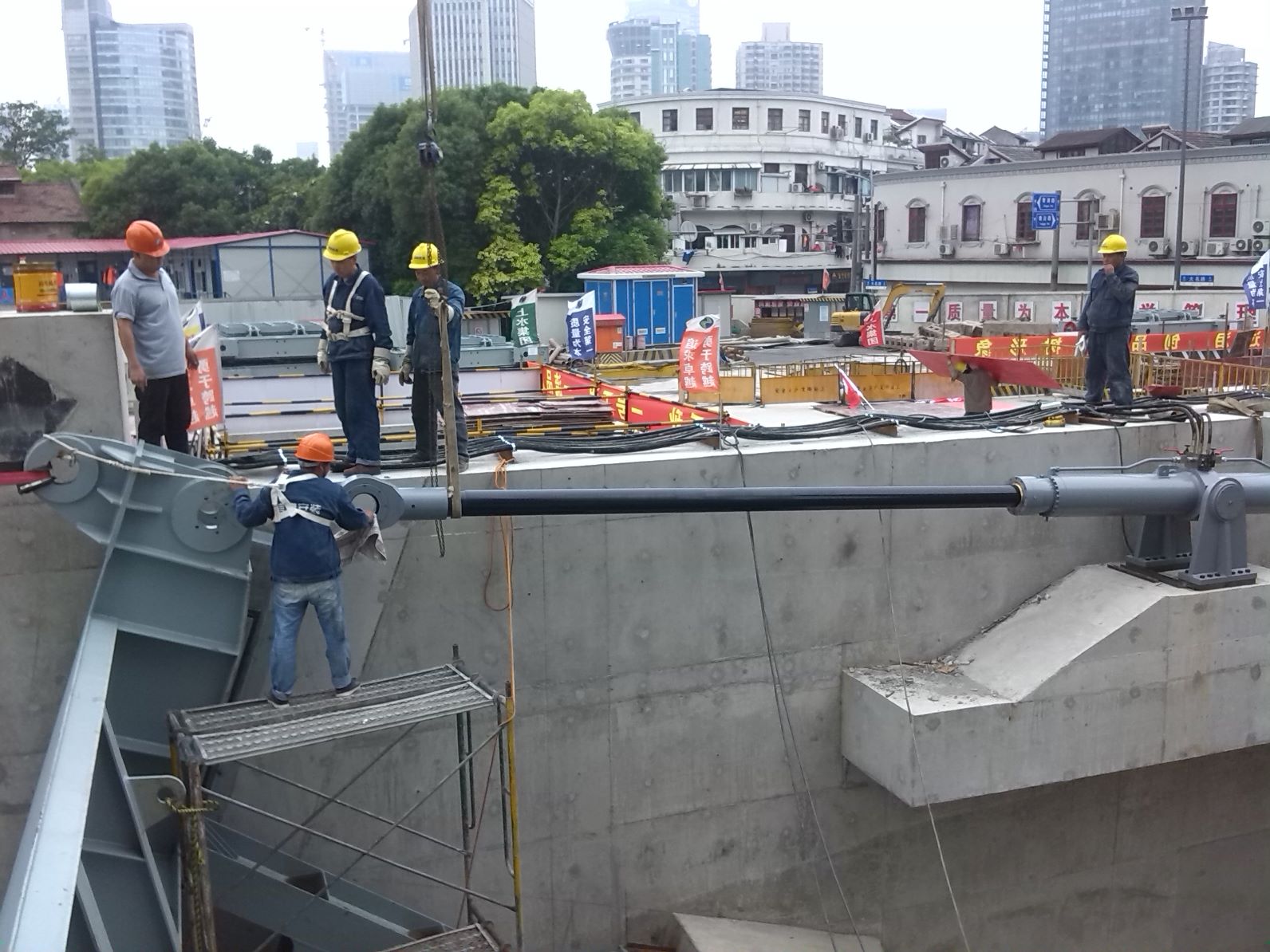 1572575791913546.jpg 虹口節(jié)制閘上臥門啟閉機(jī)連接.jpg