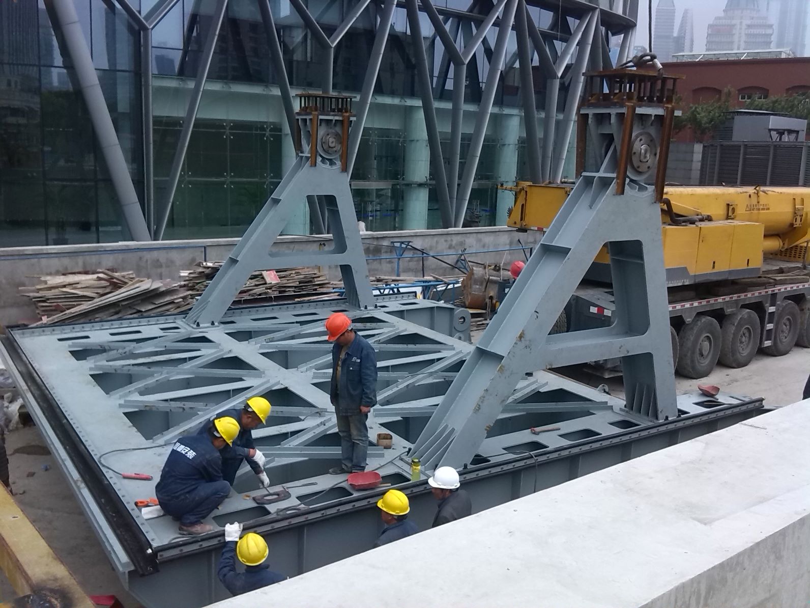 1572575810956181.jpg 虹口節(jié)制閘上臥門組裝.jpg