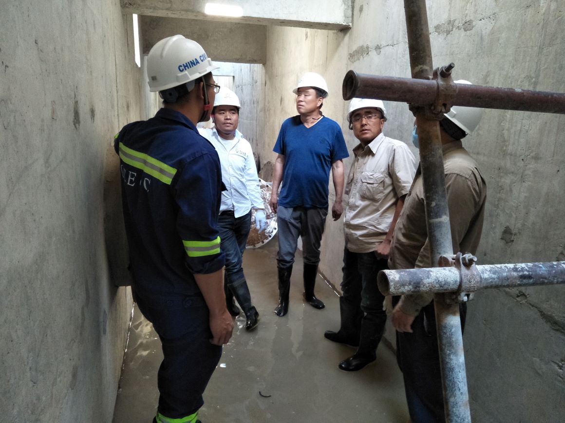 1585709465286319.jpg 中土質量安全部對濾池濾板澆筑質量現場驗收.jpg